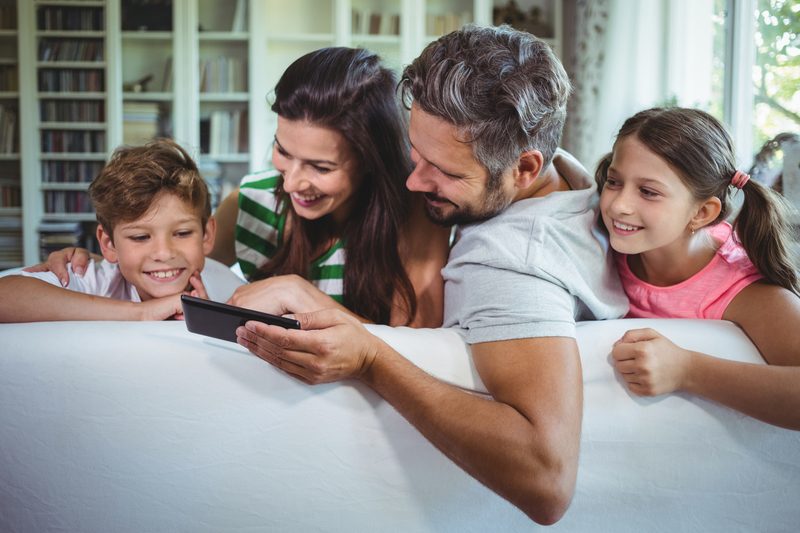 Smartphone in famiglia: regole condivise per non subire la tecnologia